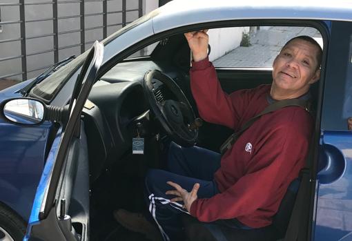 José María Casto en el interior de su vehículo