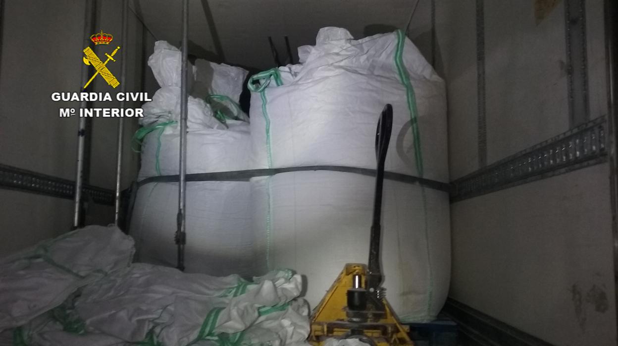 Sacos de hachís en el interior del camión donde transportaba la droga