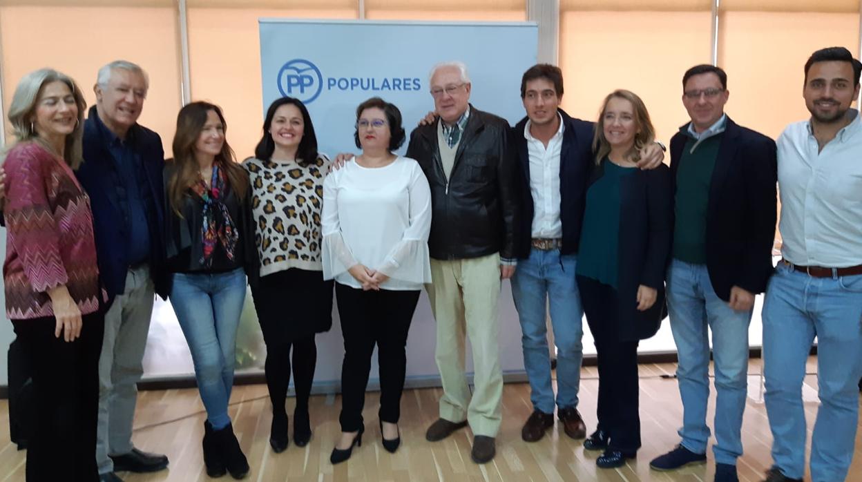 La candidata a la Alcaldía de Dos Hermanas, Carmen Espada, junto a miembros del PP de Sevilla