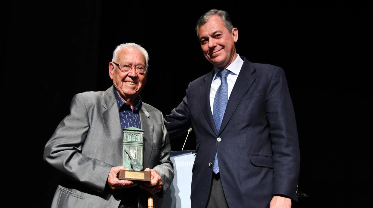 Coco de Triana junto a José Luis Sanz, alcalde de Tomares durante el homenaje al artista nacido hace 86 años