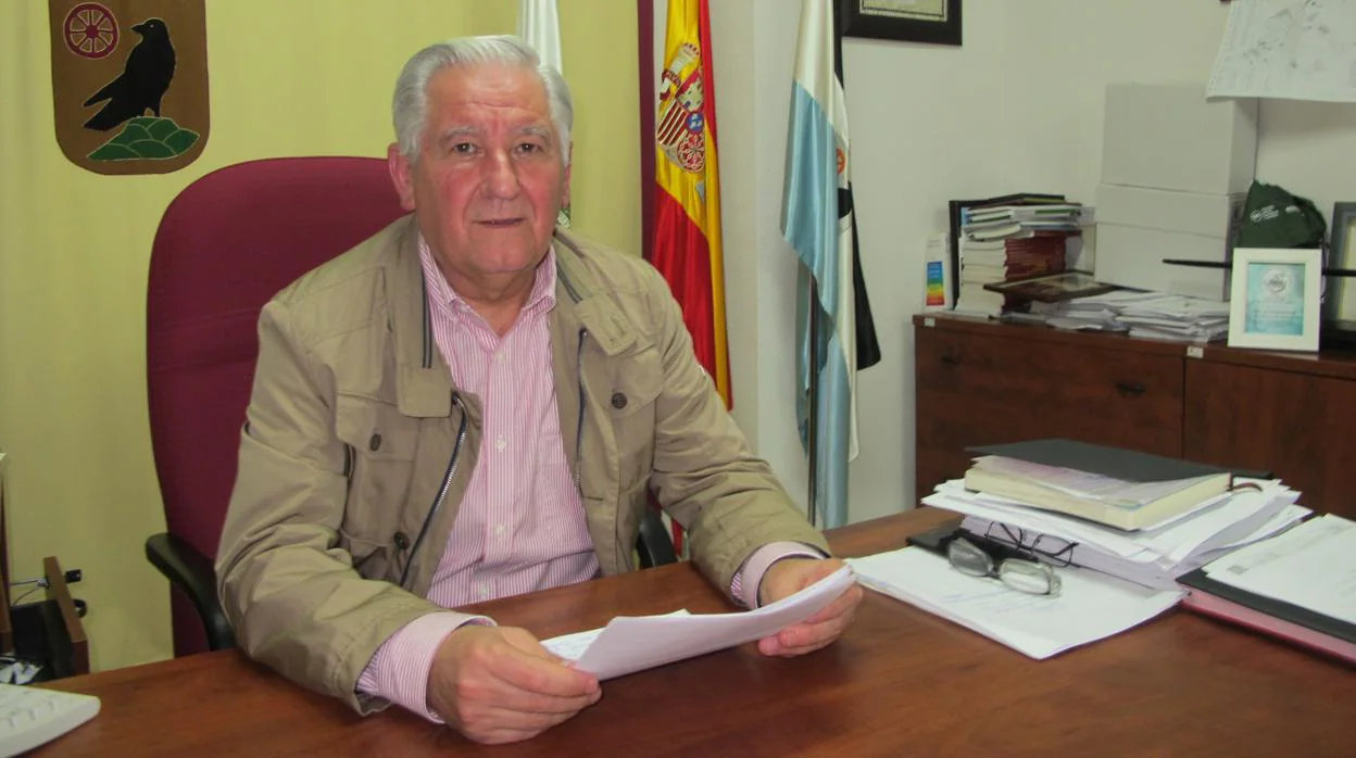 Francisco Cordero, alcalde de El Cuervo de Sevilla, en su despacho del Ayuntamiento