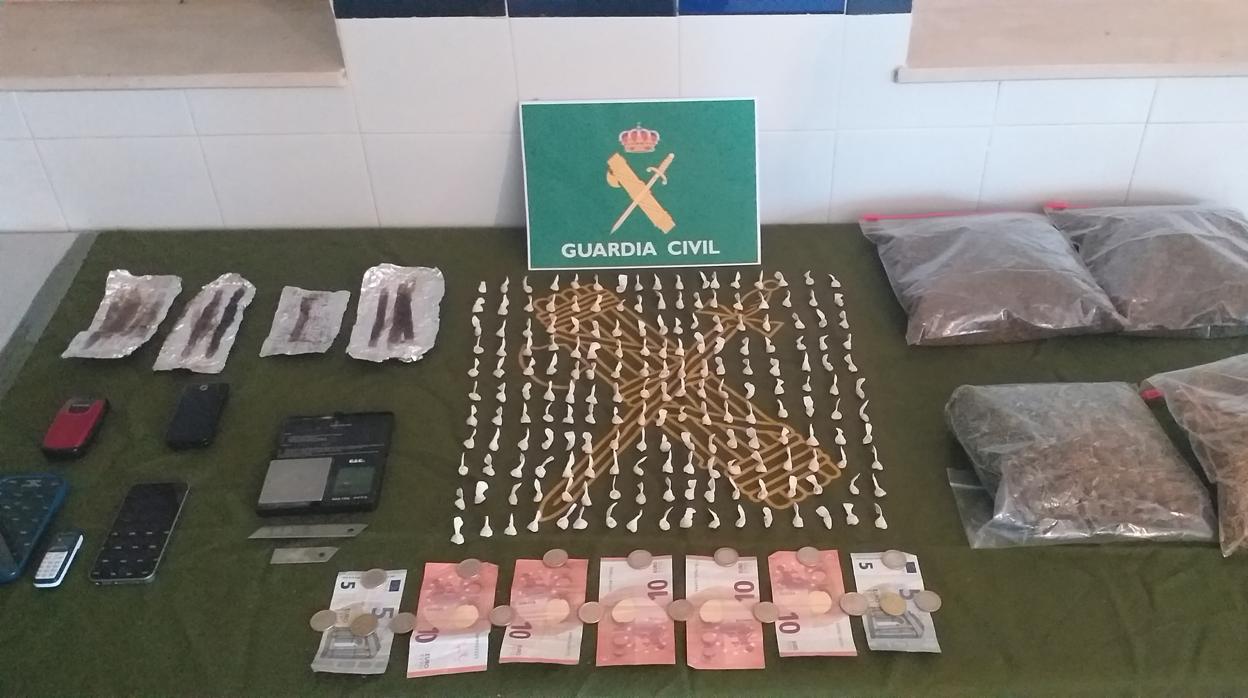 Teléfonos móviles junto a las papelinas y parte del dinero incautados