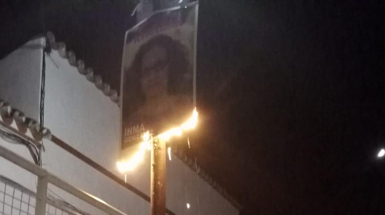 Cartel quemado la noche del sábado en la calle Blas Infante de Castilblanco de los Arroyos