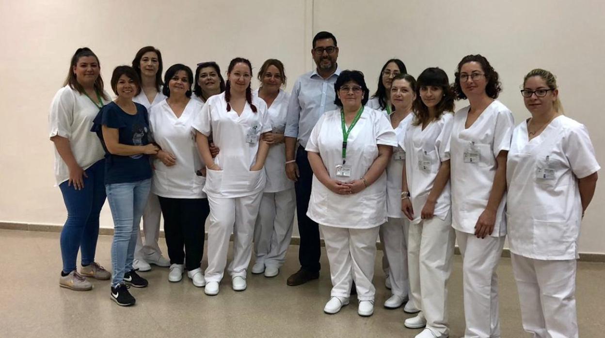 El alcalde de Utrera, José María Villalobos, con las profesionales que van dar vida a este proyecto