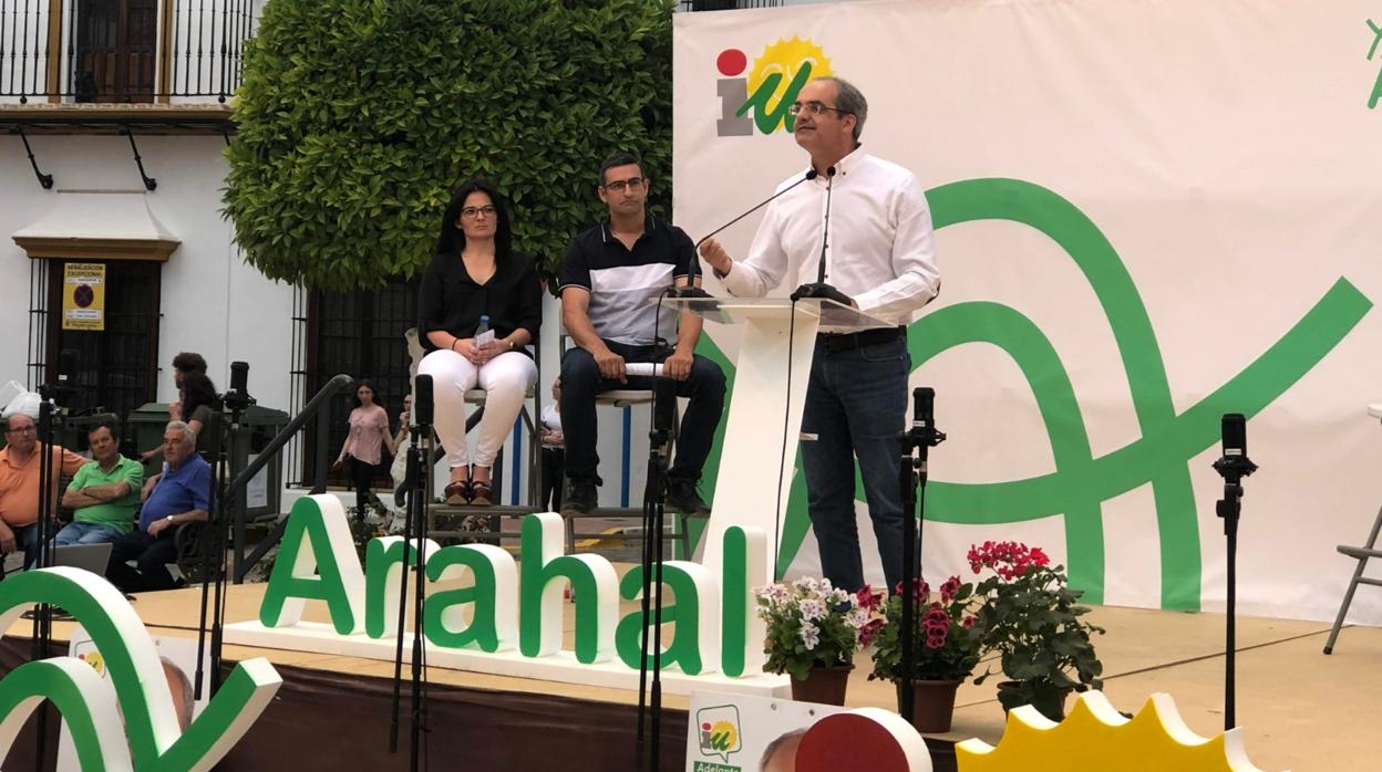 El alcalde de Arahal, Miguel Ángel Márquez (IU), durante un acto de la precampaña electoral