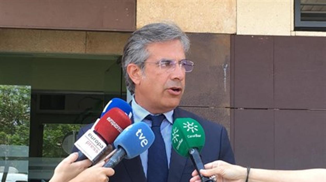 El letradod e la familia atiende a los medios a la salida de los juzgados de Dos Hermanas