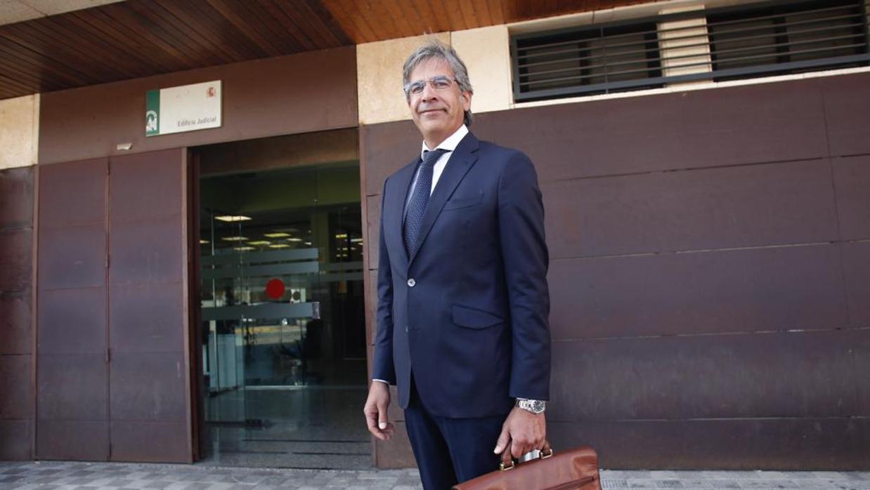 El abogado de la acusación particular en la puerta de los juzgados de Dos Hermanas