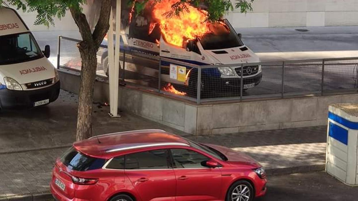 La ambulancia ha ardido completamente por causas que aún se desconocen