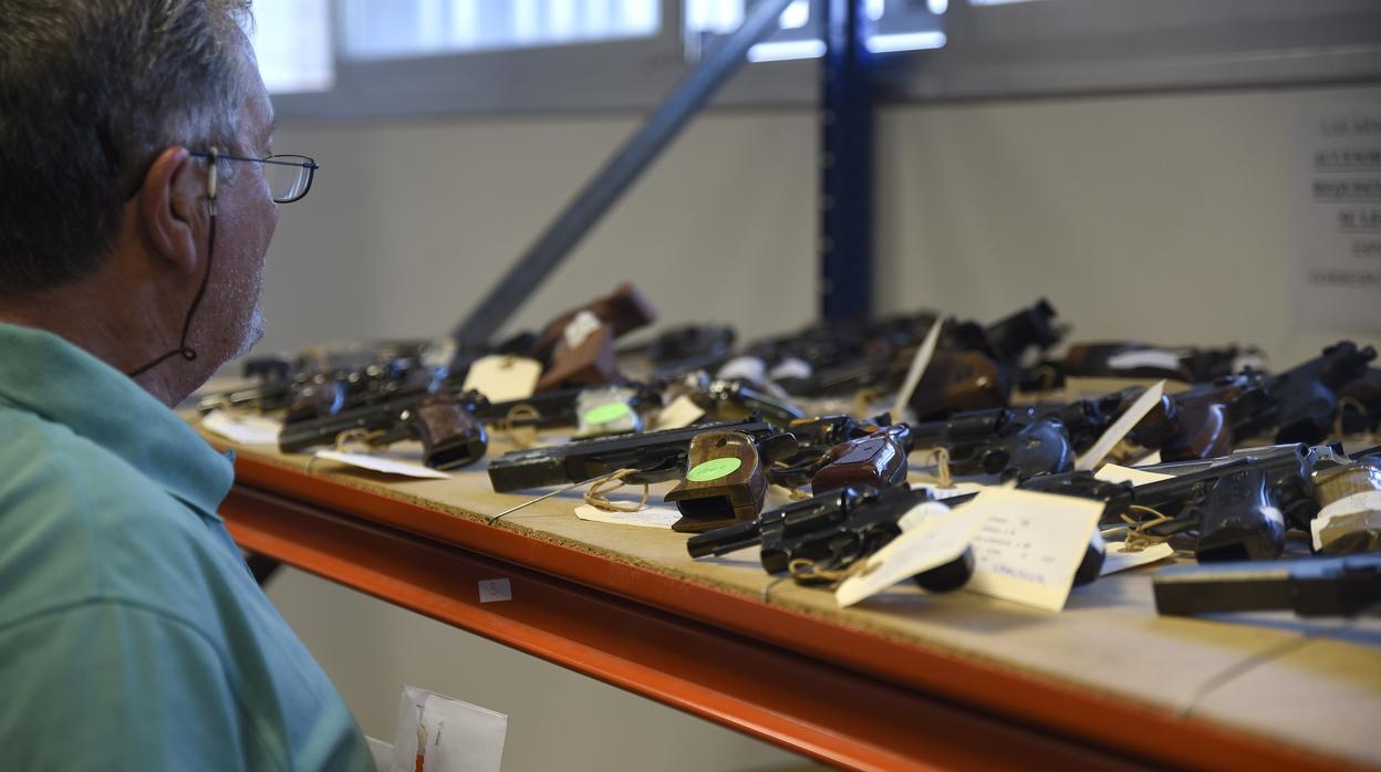 Armas cortas en exposición antes de ser sacadas a subasta pública