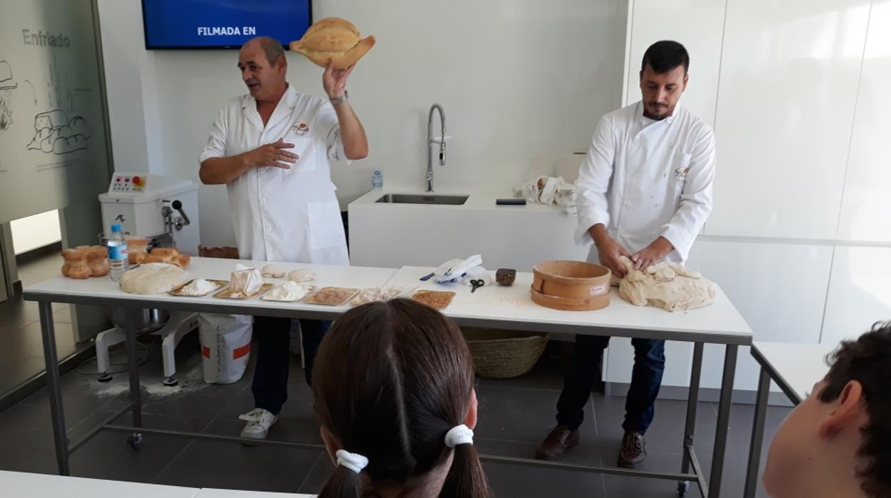 Taller de elaboración del pan de jornadas anteriores de esta celebración