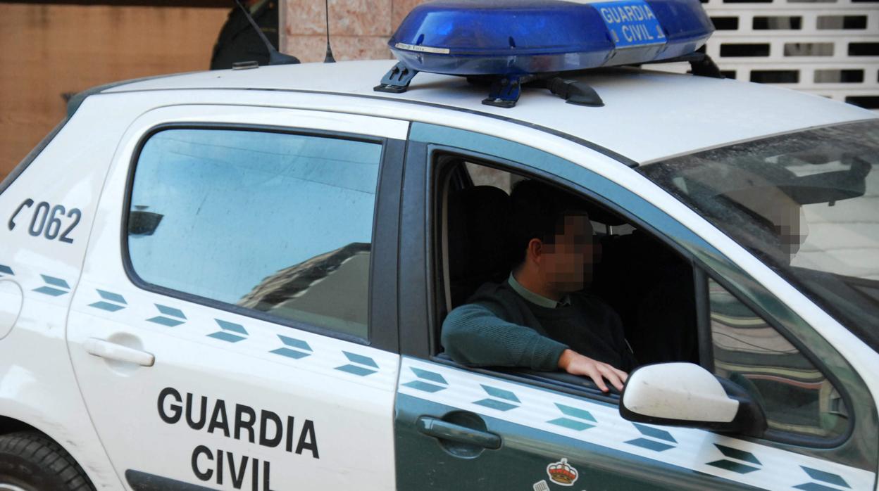 Coche patrulla de la Guardia Civil con dos agentes en su interior
