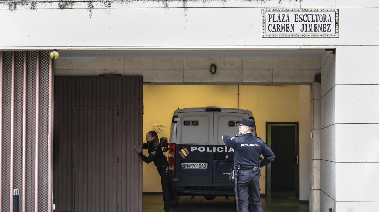 Furgón policial en los juzgados de Dos Hermanas