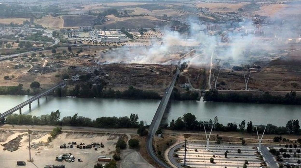 Declarado un incendio en unas escombreras en el municipio de Camas