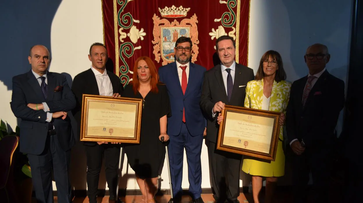 María José Ortiz y los padres de Dani Ceballos, recibieron los mostachones de oro en Utrera