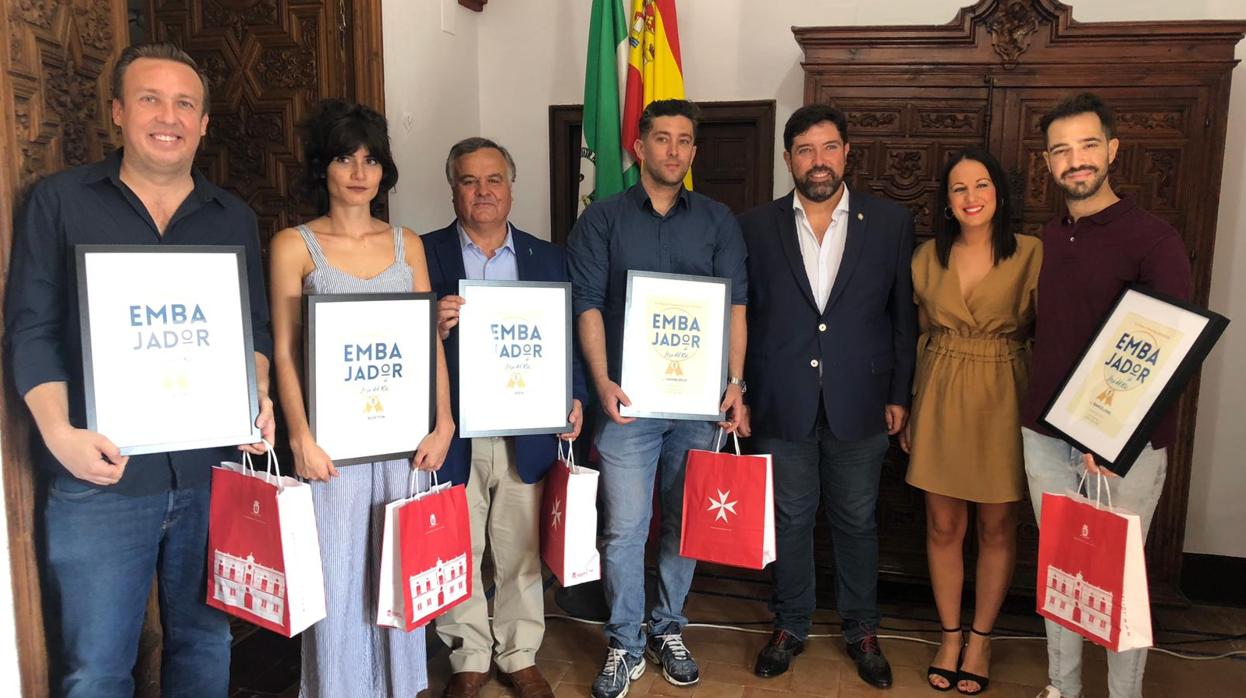 El alcalde Antonio Enamorado, junto a los cinco distinguidos como «Embajadores de Lora»