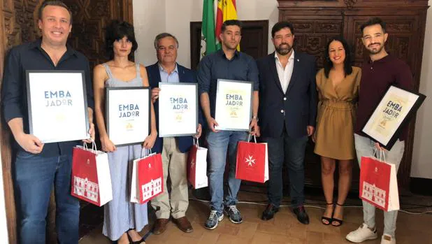 El Ayuntamiento distingue a otros cinco loreños como «Embajadores de Lora del Río»