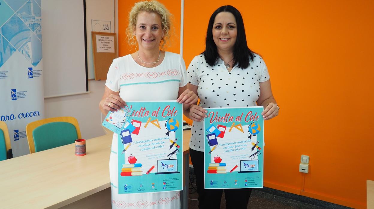 Carolina López y Cristina Fernández muestran el cartel de la campaña tras el acto de presentación