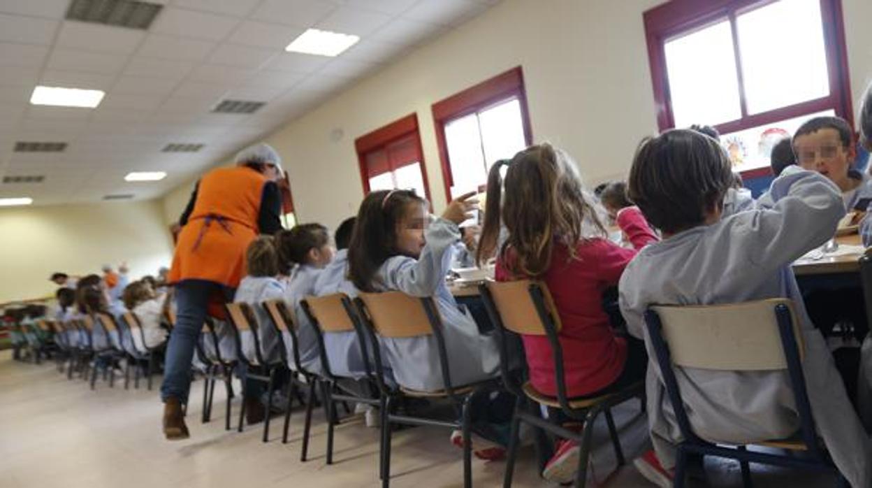 Una monitora de un comedor escolar en un centro educativo andaluz