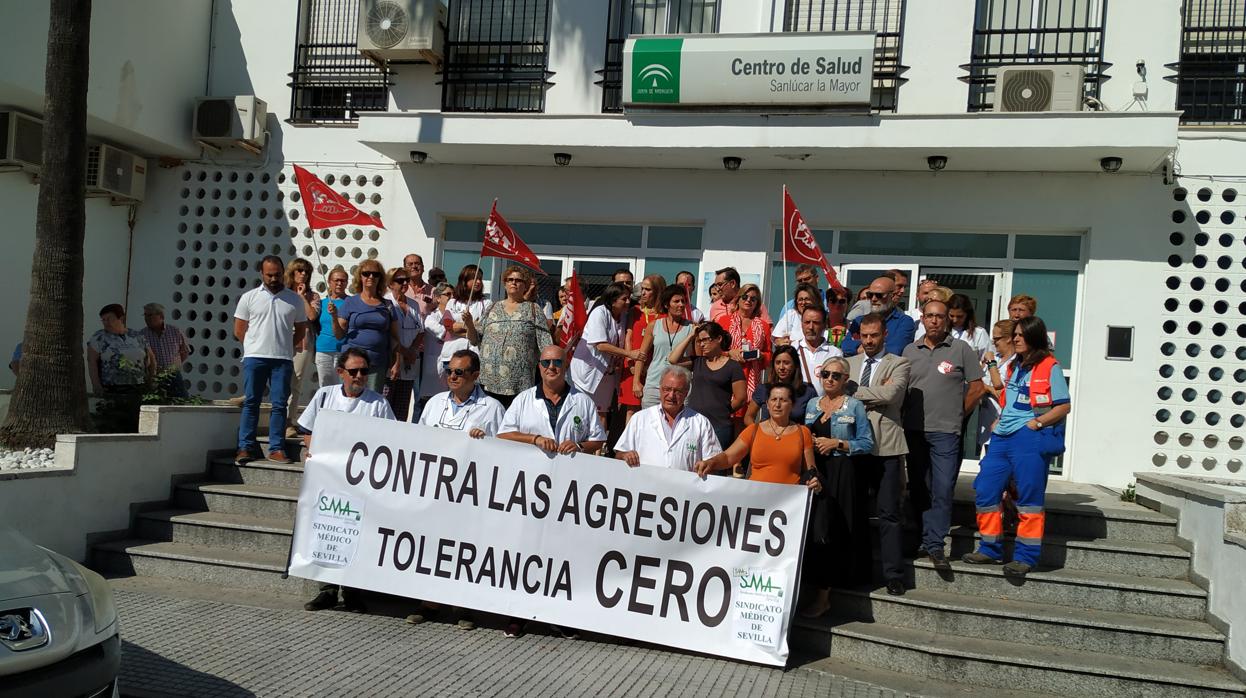 Protesta del personal sanitario y usuarios a las puertas del centro de salud de Sanlúcar la Mayor