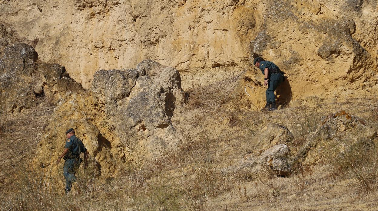 Agentes de la Guardia Civil rastrean las inmediaciones de la vivienda de Mercedes Márquez