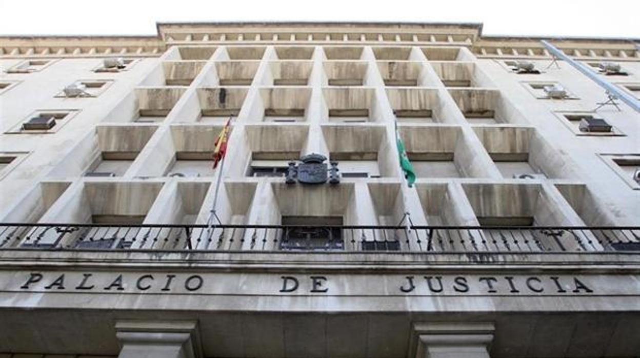 Fachada principal de la Audiencia de Sevilla