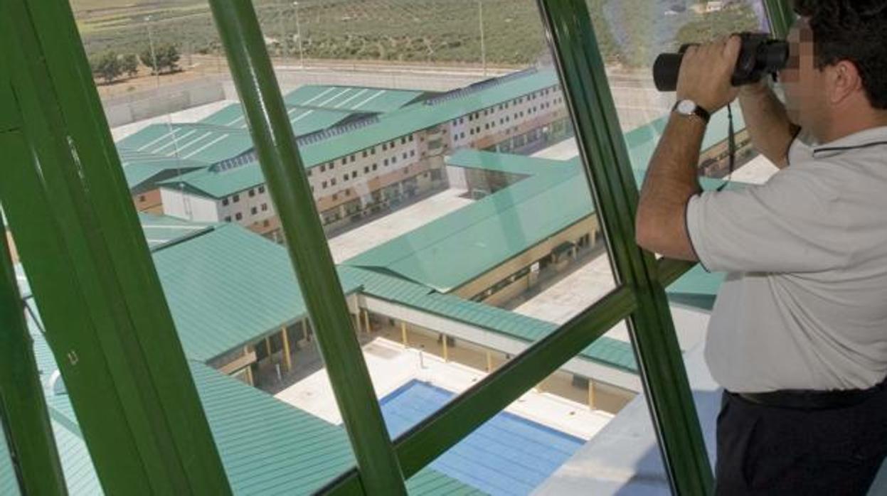 Imagen de archivo de un funcionario de prisiones en la prisión de Sevilla II