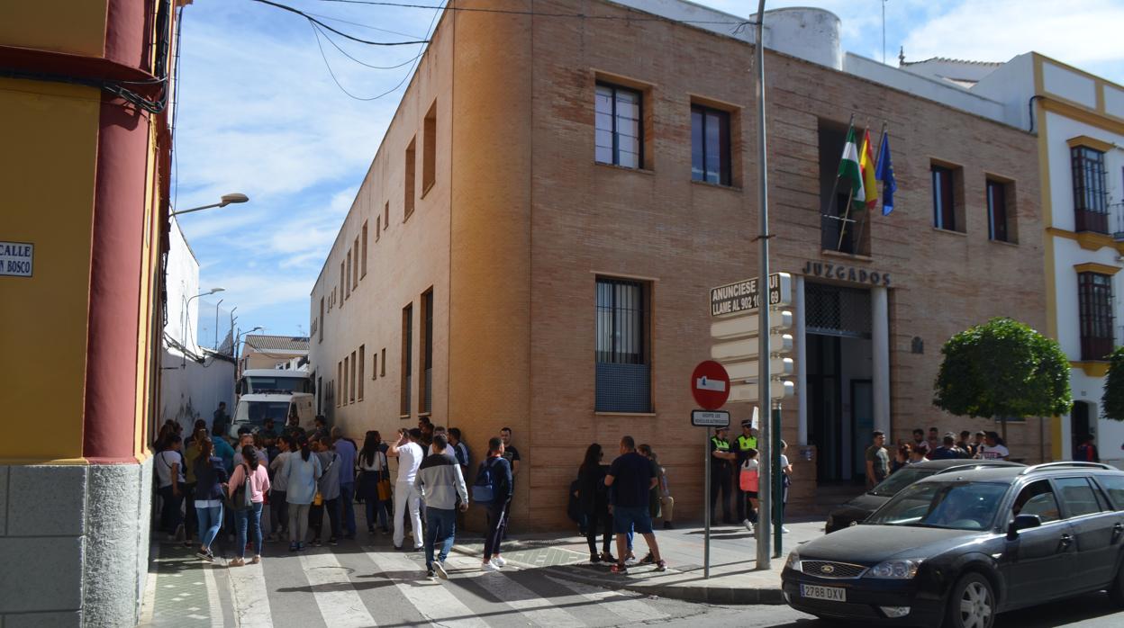 Los 22 detenidos en esta operación han llegado a los juzgados de Utrera a lo largo de la mañana del jueves 17