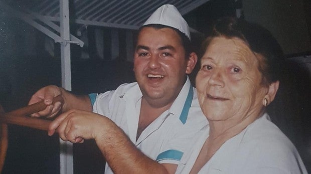 Carmela Guisado, 64 años vendiendo churros en la plaza de abastos de Marchena con vocación social