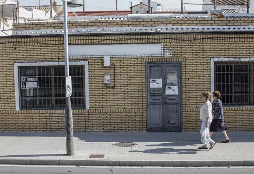 Un local cerrado donde antaño había un negocio de renovables