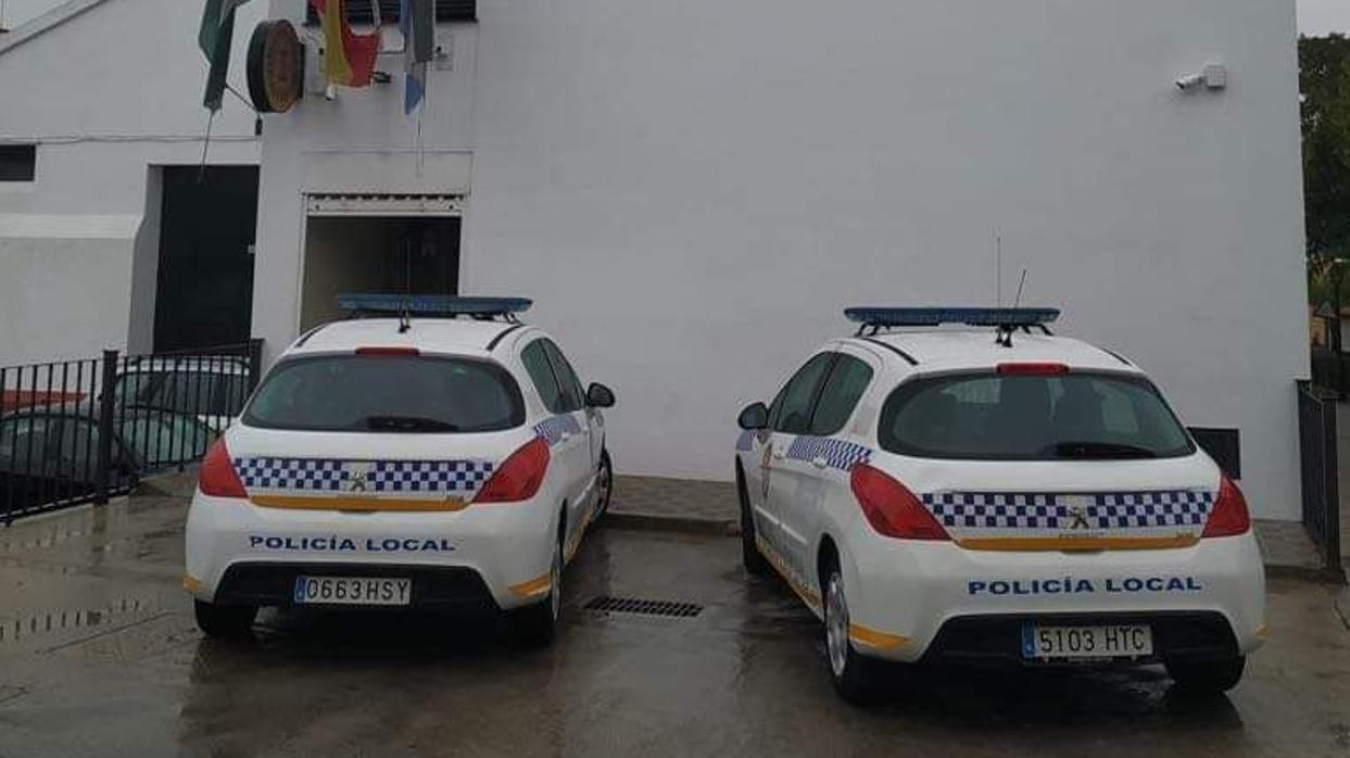 Vehículos policiales frente a la jefatura cabeceña