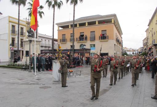 El Regimiento de Artillería Antiaérea número 74 y la unidad de música del Ejército protagonizaron el desfile militar