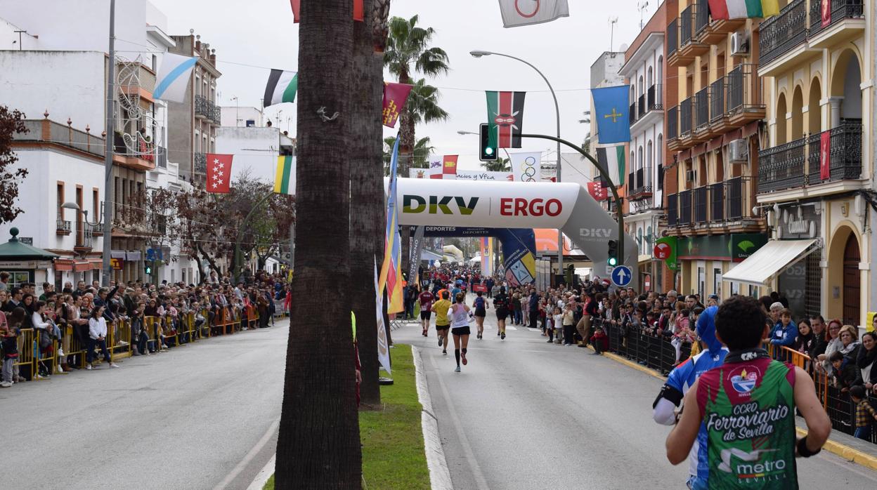 Más de 2000 c0rredores participan este domingo en esta prueba deportiva