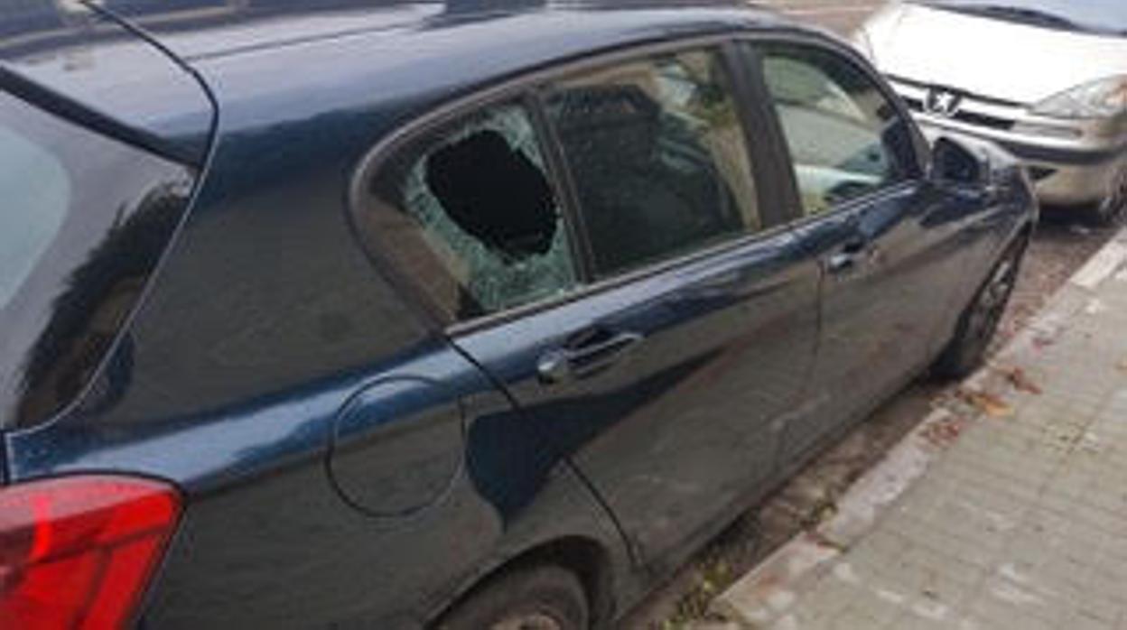 Uno de los vehículos que ha sido objeto de robo en una de las urbanizaciones de la cornisa de Gelves