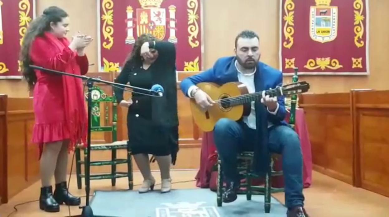 María José Carrasco recibió anoche el galardón de Hija Predilecta de Los Palacios