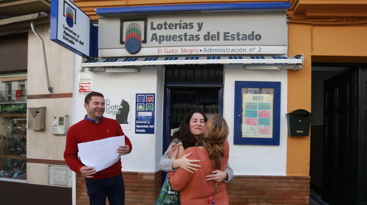 Manuel Lobato, gerente de la administración, junto a Mónica, dependienta, y Soraya, premiada con un décimo