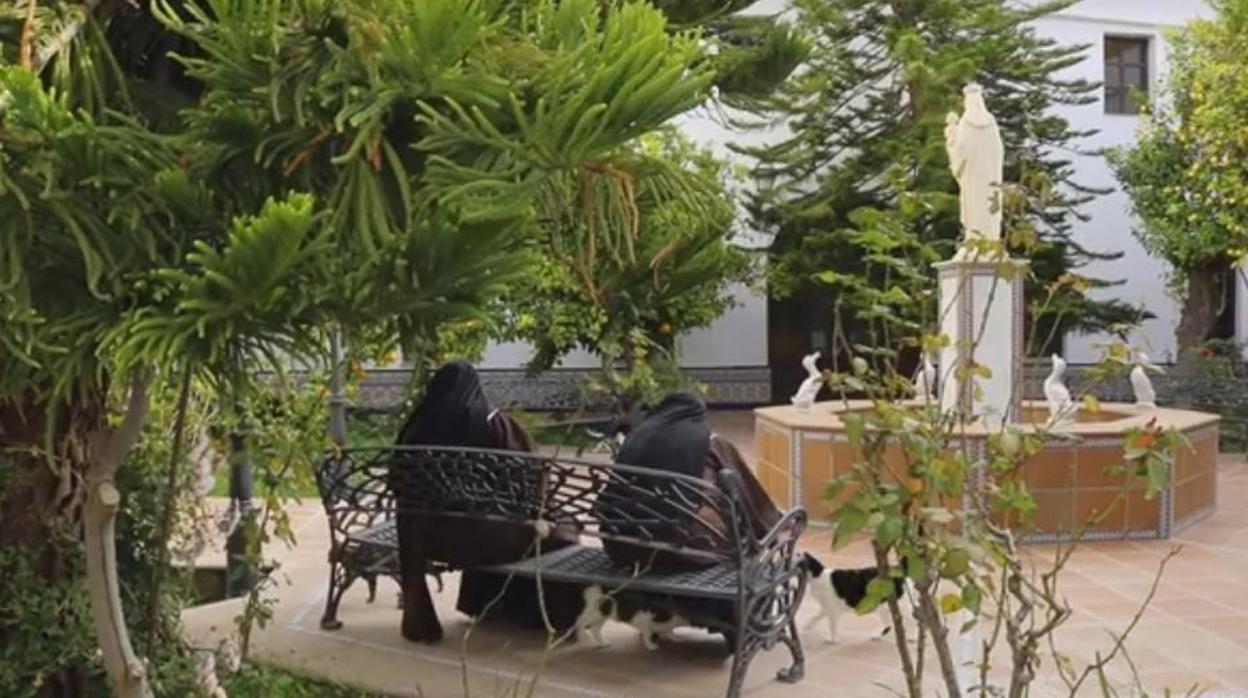 Dos religiosas carmelitas sentadas en el patio del convento de clausura en Utrera