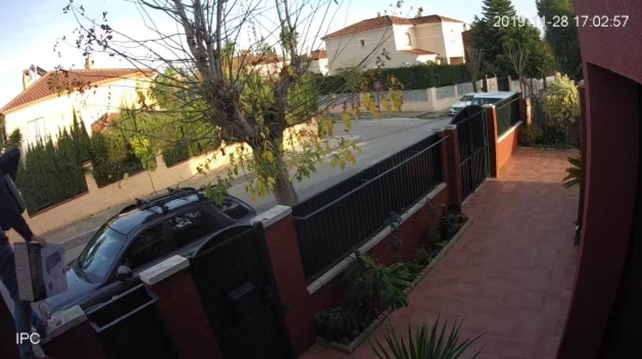 Captura de una cámara de seguridad en la que se aprecia un presunto ladrón robando en una vivienda de Gelves