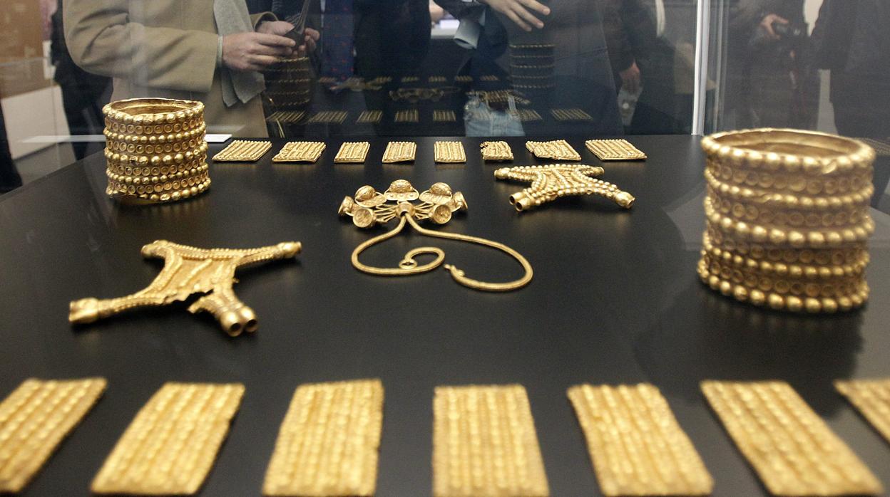 Las piezas de oro que componen el Tesoro del Carambolo