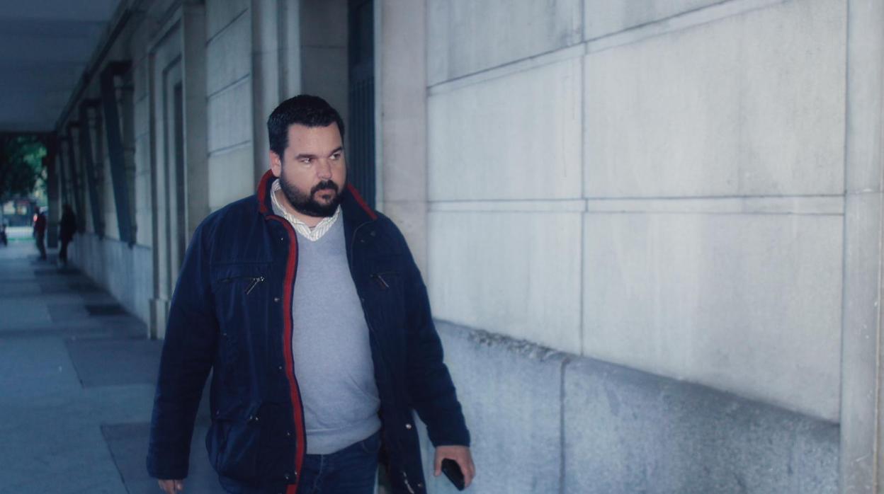 El alcalde de Gines, el socialista Romualdo Garrido, a su llegada a los juzgados para declarar