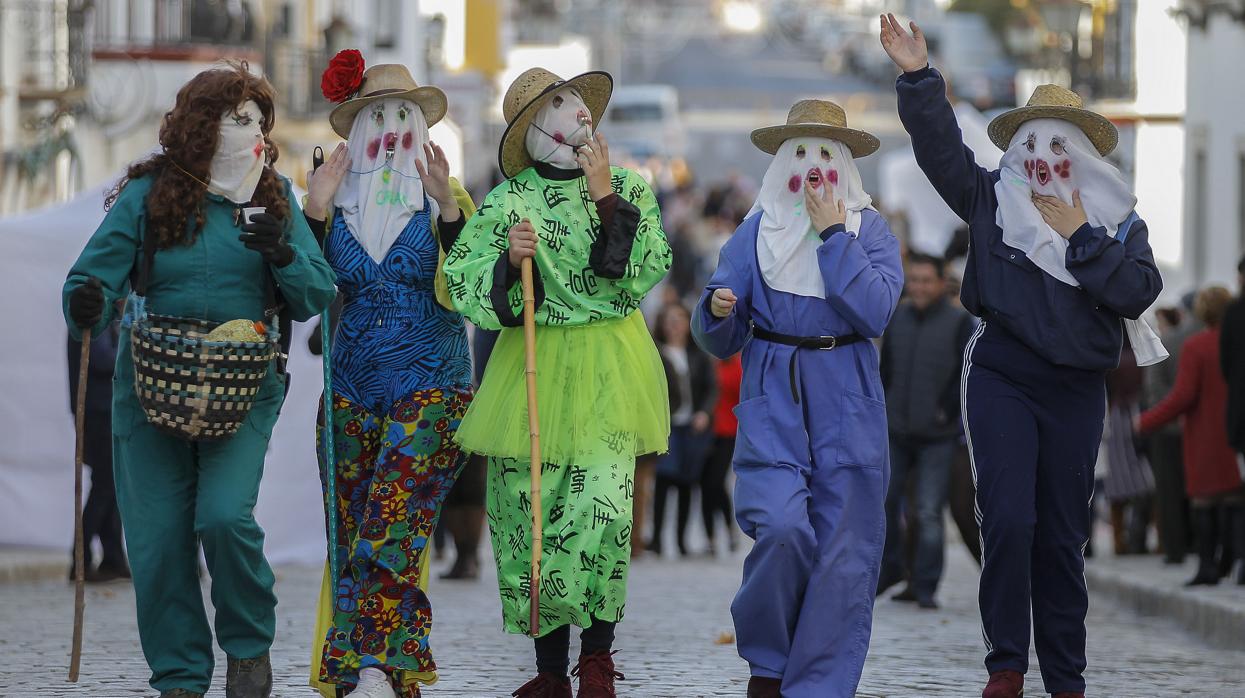 Un grupo de máscaras por la calle Carrera, la arteria principal de la fiesta