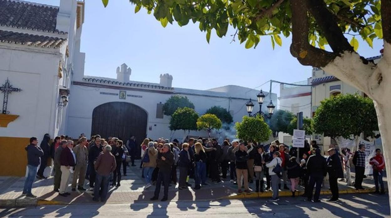 Protesta de los afectados del Sector F de Almensilla a las puertas del Ayuntamiento