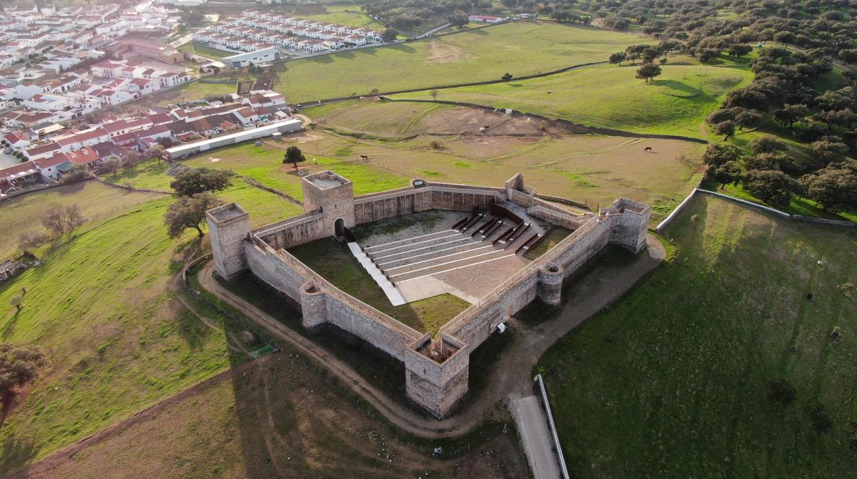 El Real de la Jara reformará el patio de armas de su Castillo para
