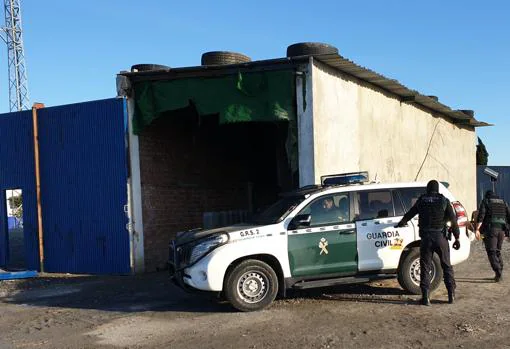 El almacén de Lebrija donde la Guardia Civil ha encontrado 6.000 litros de combustible