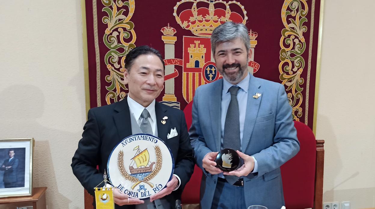 Yasumune Date y Modesto González, alcalde de Coria del Río, en un intercambio de presentes