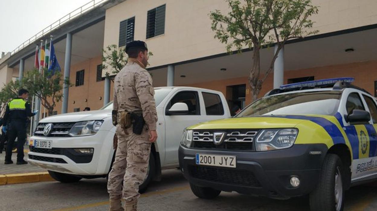 Un militar del Ejército del Aire desplegado a las puertas de la Comisaría de la Policía Local de Dos Hermanas