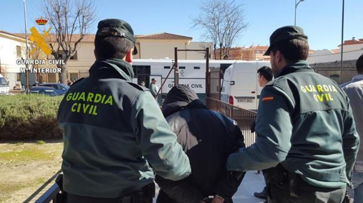 Agentes de la Guardia Civil detienen a un individuo, en una imagen de archivo