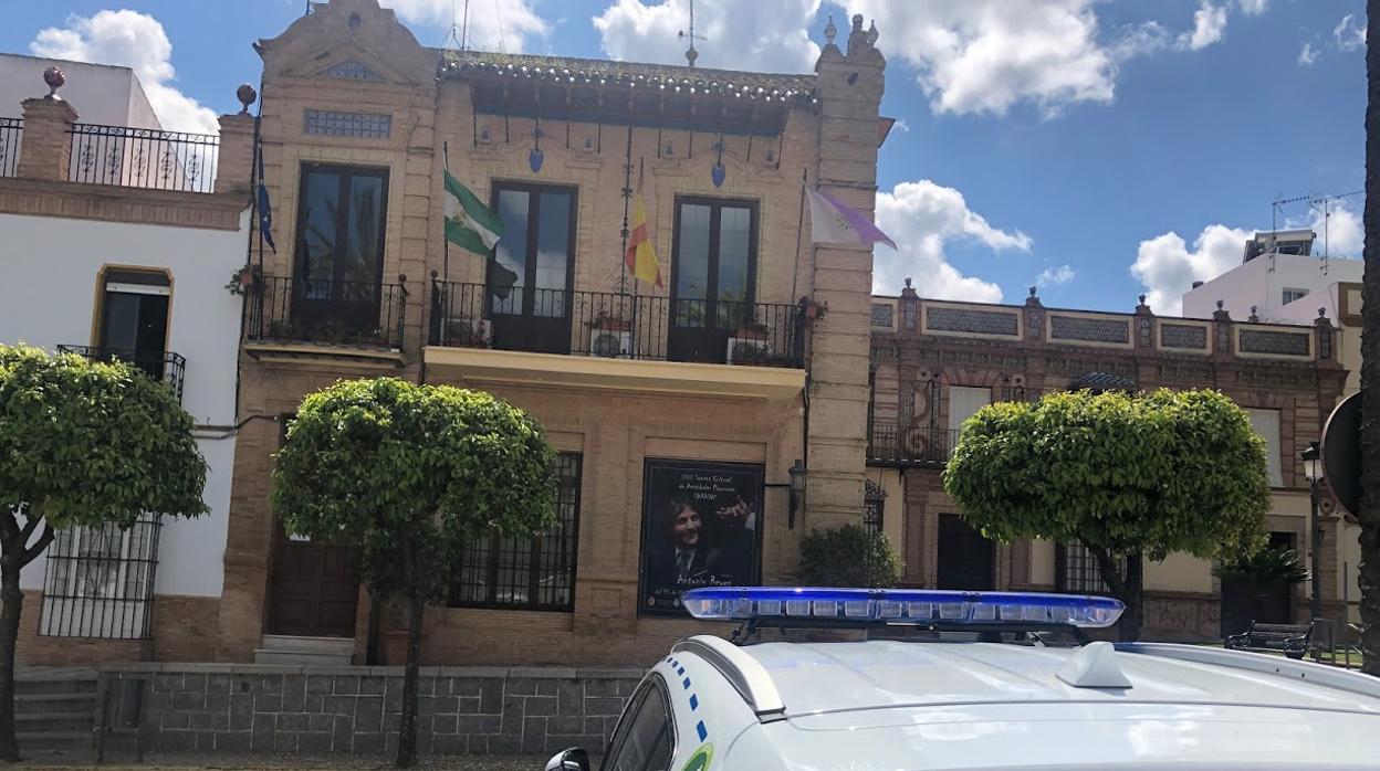 El Ayuntamiento de Paradas, cerrado despues del estado de alarma.