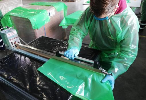 Un trabajador durante el proceso de fabricación de una bata