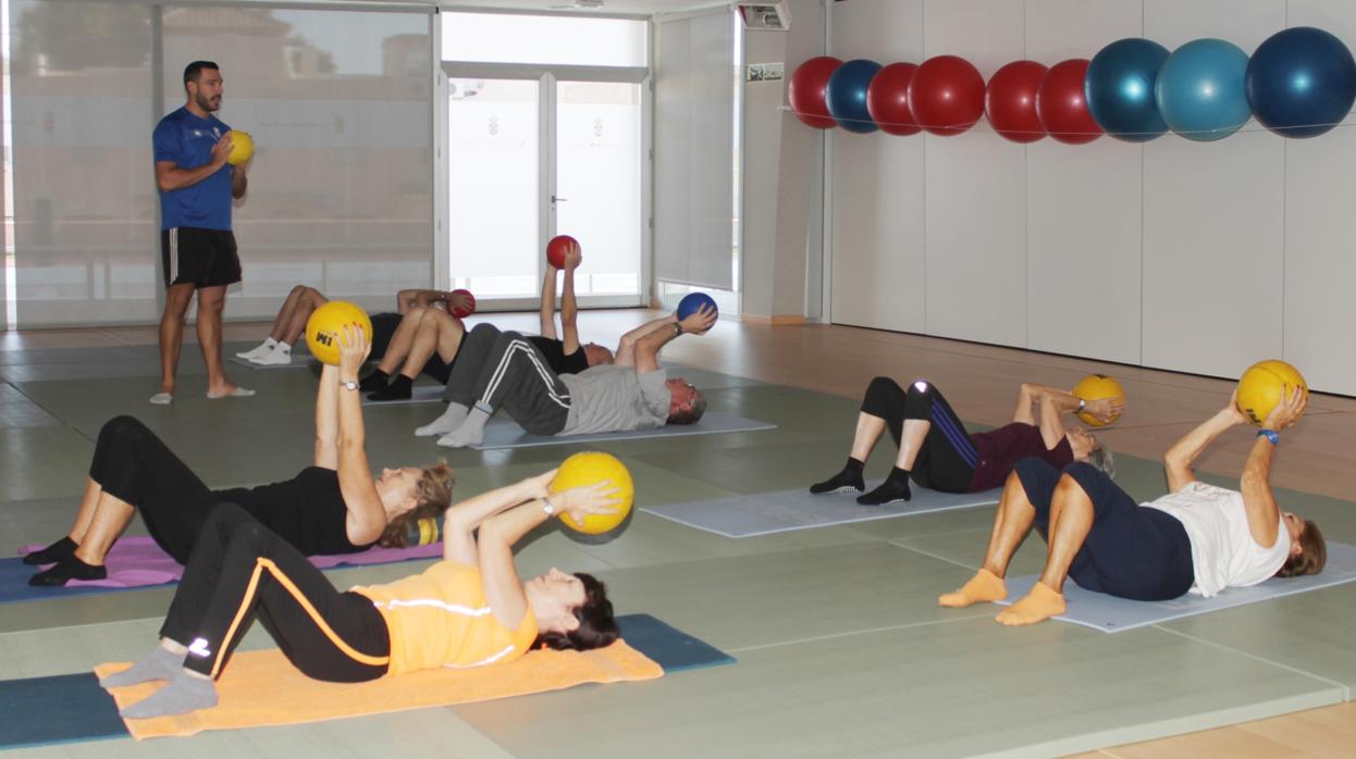 Una clase de pilates organizada en un taller municipal de Tomares