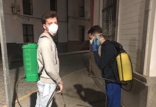 El alcalde de Los Molares, izquierda, en labores de desinfectación de su pueblo